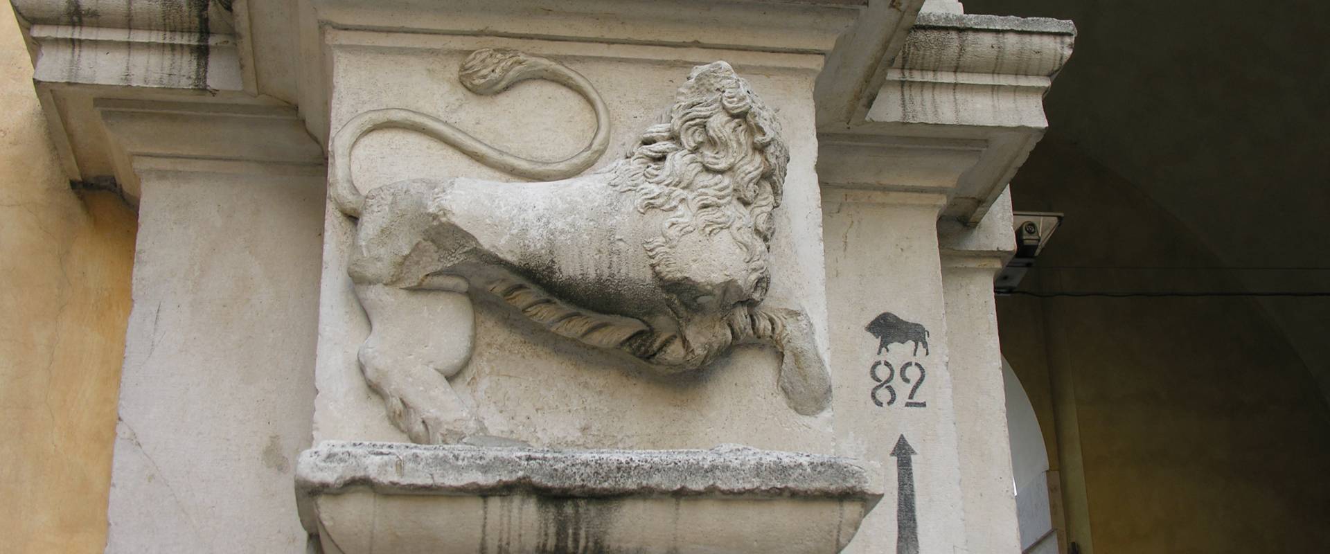 Porta adriana il leone nella facciata foto di Montanarigiorgio